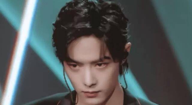 原创继大学时黑料被扒后肖战更多生活照曝光长相十分青涩