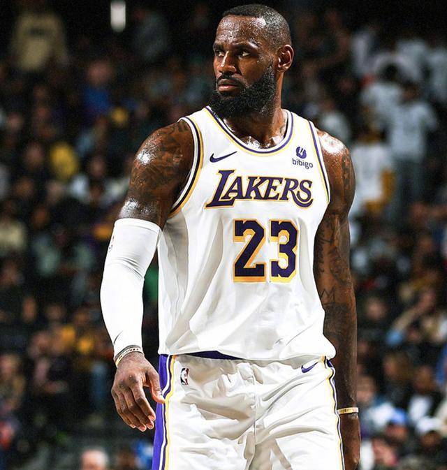 詹姆斯三分球命中率惊人创造历史纪录