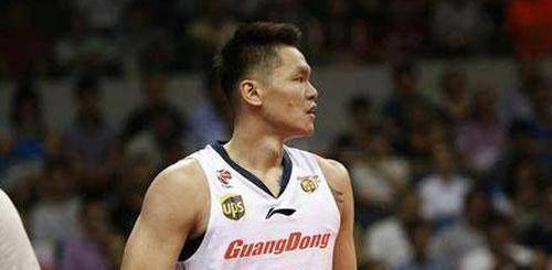 上赛季,赵大鹏在广厦男篮打出了生涯新高的数据,凭借着这份出色的成绩