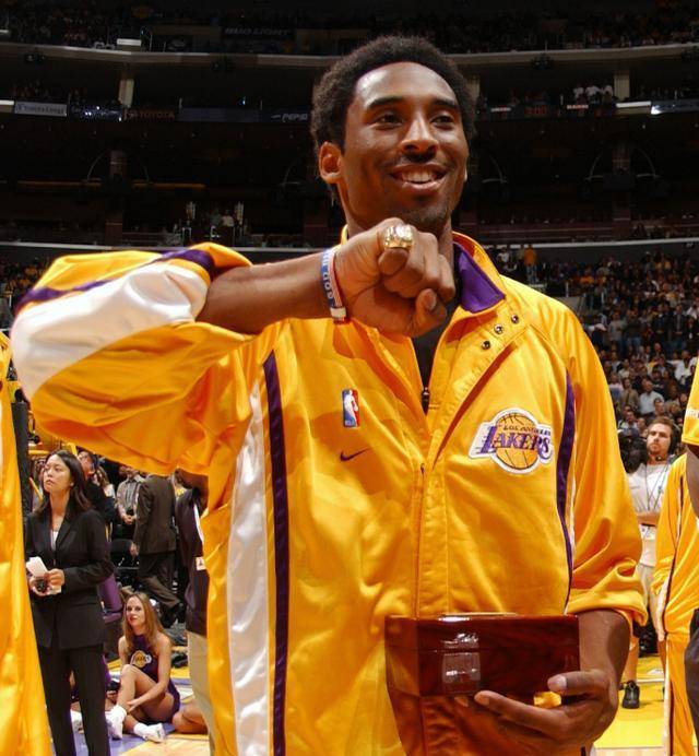 14克拉黄金制成,上面雕刻着洛杉矶湖人队(losangeleslakers)的标志