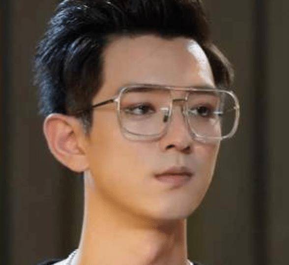 从这张照片中就可以看到,穿上古装的文苡帆,格外的