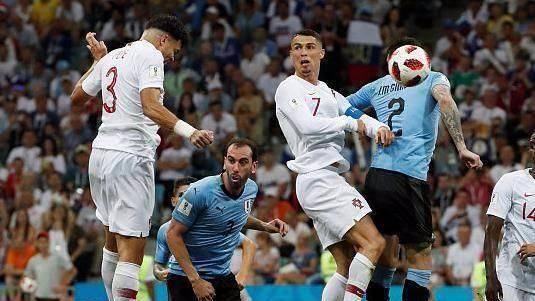 原创c罗喊住队友霸气动员搀扶卡瓦尼快速下场时刻不忘战斗