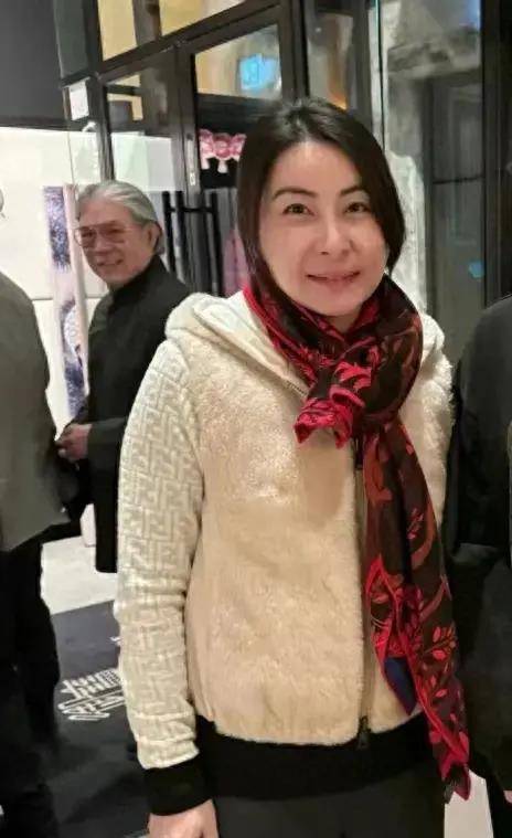 原创郭晶晶基因好春季看展穿露趾凉鞋霍中妍光腿穿半身裙也不怕冷