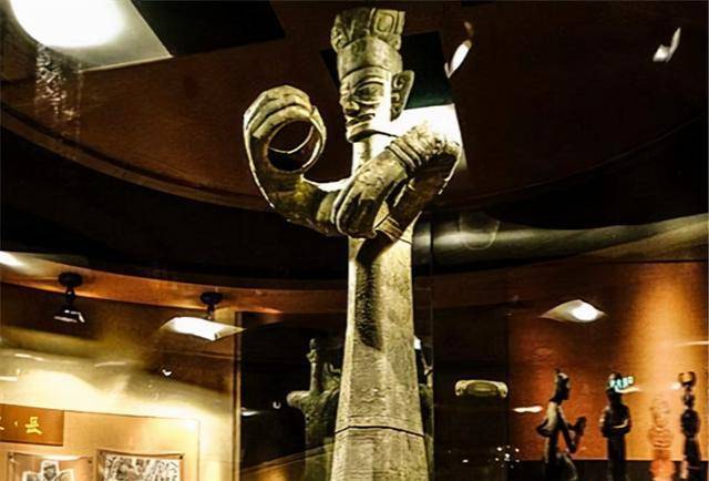 但是很明显,三星堆挖掘出来的文物造型奇特并且没有任何的标志来表明