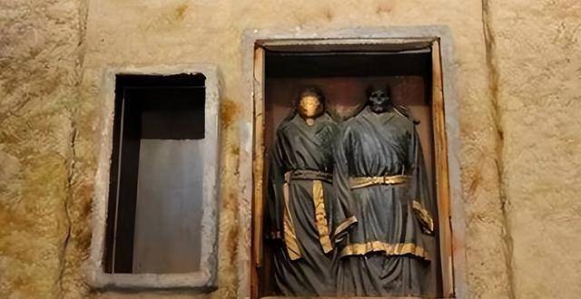 经过专家的抢救性发掘,墓主的身影也逐渐地显露出来,这具棺材中葬着一