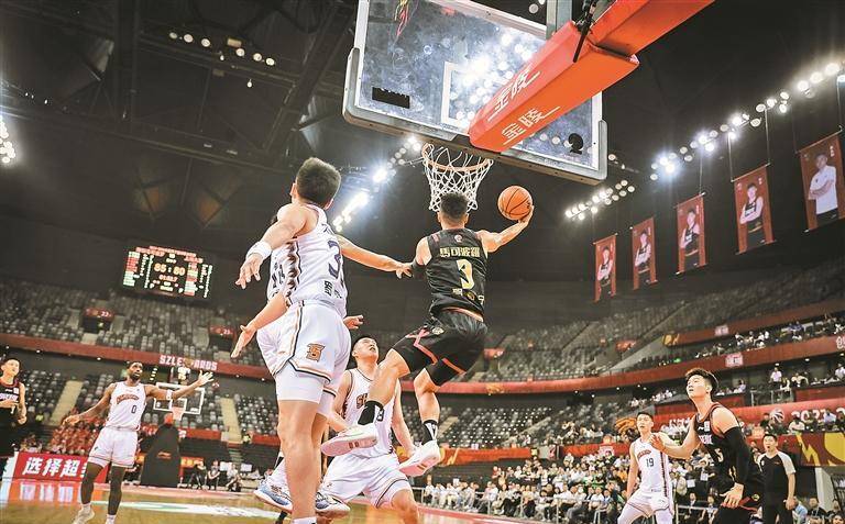 第三节,颜鹏飞带领上海队反扑,但没人能解决塞林格的问题,贺希宁也