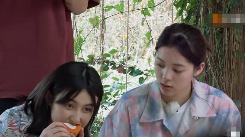 原创欧阳娜娜喂张子枫吃双皮奶谁注意妹妹吃相娜比救场太及时