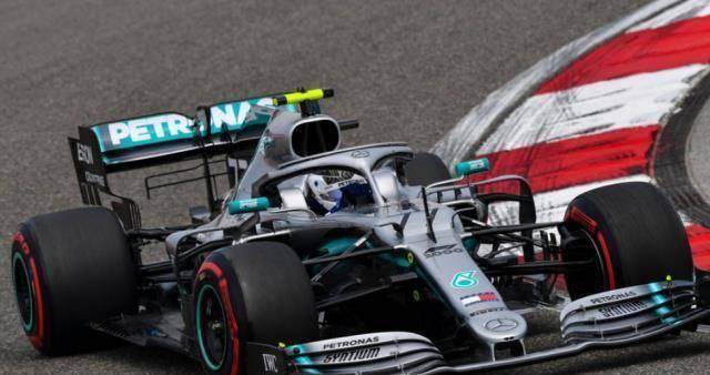 本赛季此前两场比赛,梅赛德斯全部包揽前二,目前博塔斯和汉密尔顿分列