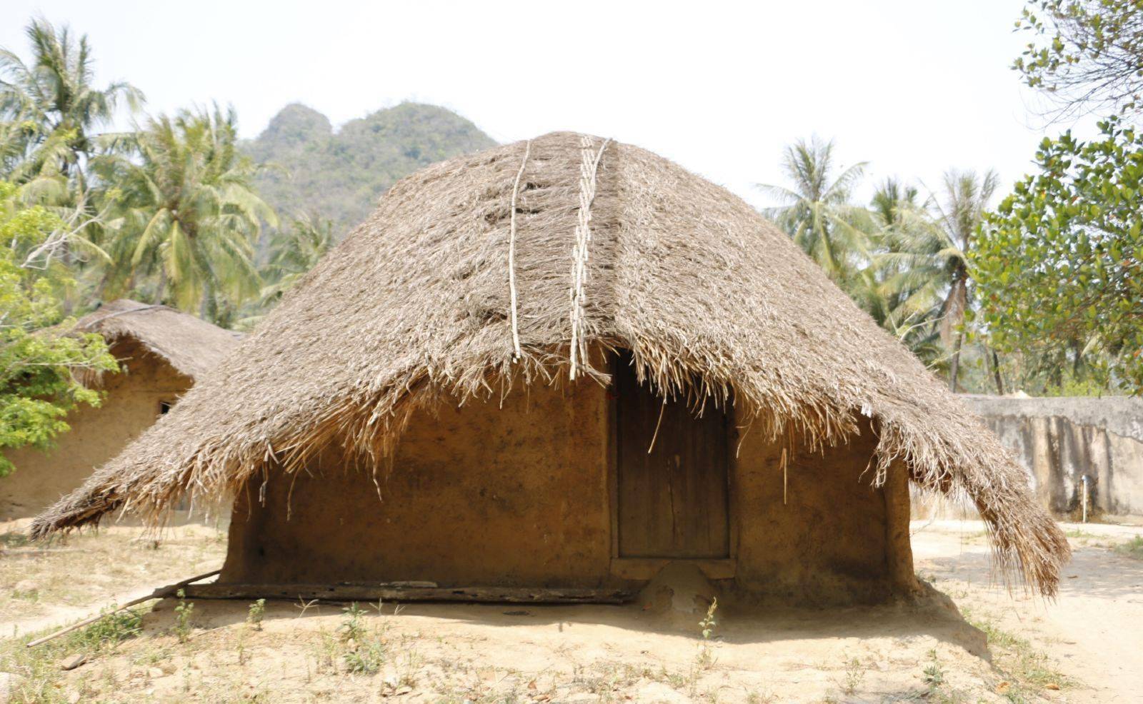 藏在海南的原始村落,人们至今住着茅草房,房型却像翻了的船