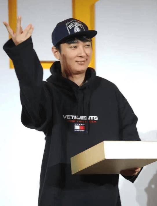 原创王思聪一夜消费约50万带5位美女夜店狂欢神情略显疲惫