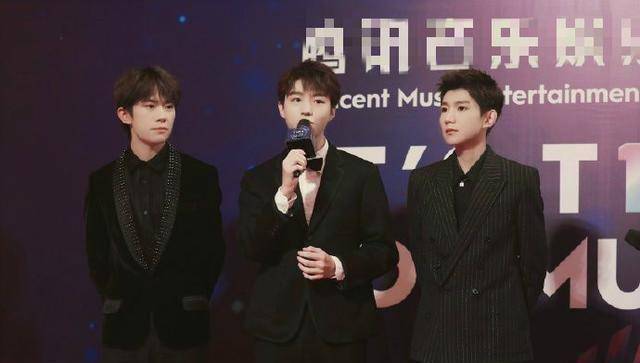 原创tfboys再现塑料兄弟情千玺王源都穿黑衬衣就不告诉王俊凯
