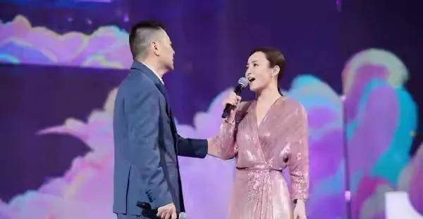 原创蒋勤勤夫妇罕秀恩爱穿性感礼服手拉手很害羞陈建斌发福似父辈