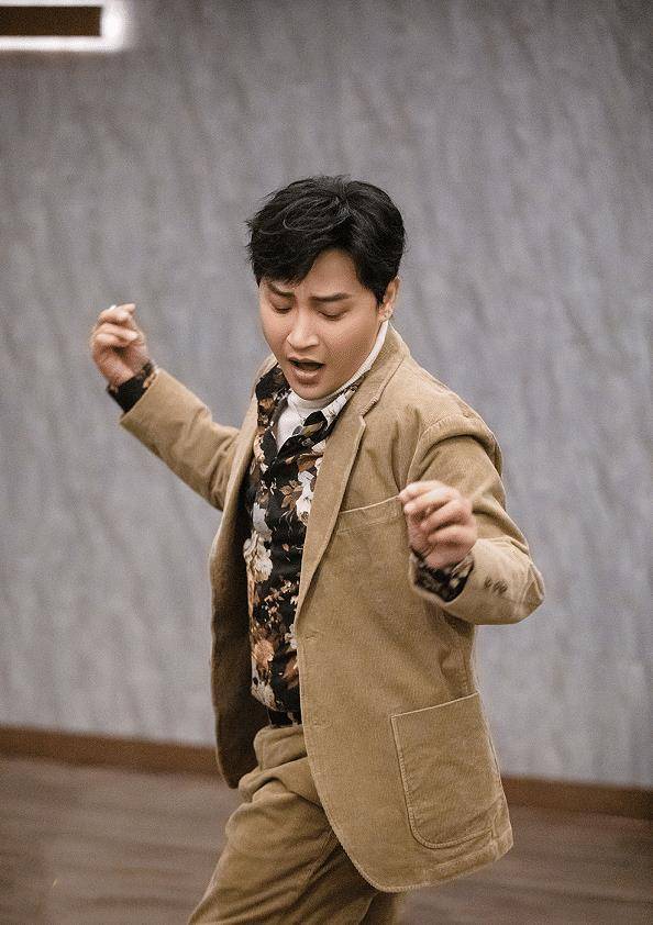 49岁陈志朋暴瘦20斤瘦身后再现巅峰时刻当年的帅帅虎回来了