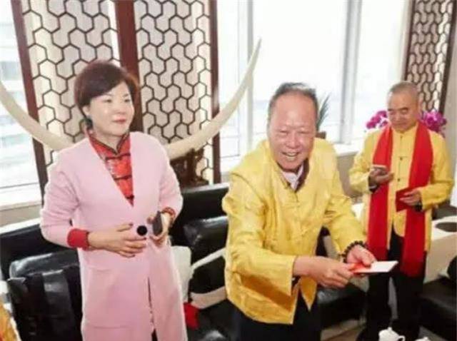 深圳地产大亨,资产千亿却不上市,儿子结婚给每个村民发500红包_黄楚龙