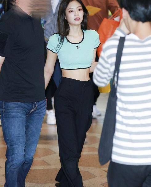 jennie完全是一个独特的存在露脐裙装又被撩到了