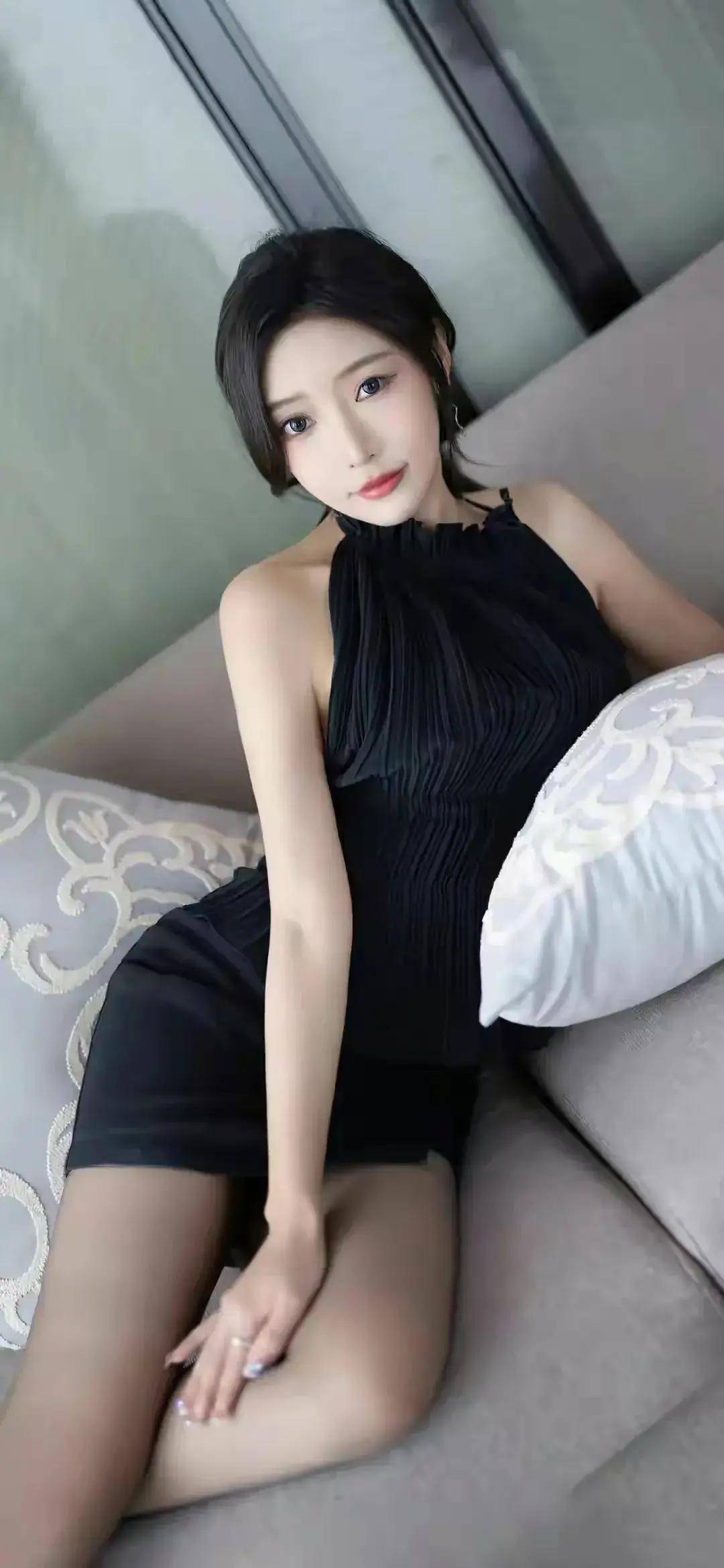 王馨瑶:一袭黑裙,丝袜高跟,性感身材曲线太吸睛!