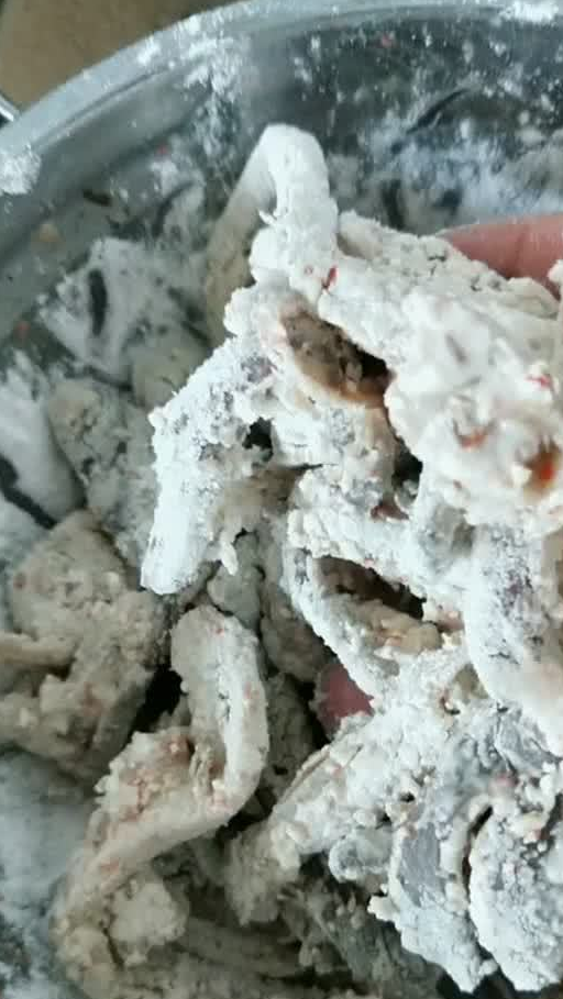 放入适量的盐,胡椒粉,辣椒粉,花椒粉,孜然,芝麻,以上这些调料做过烧烤