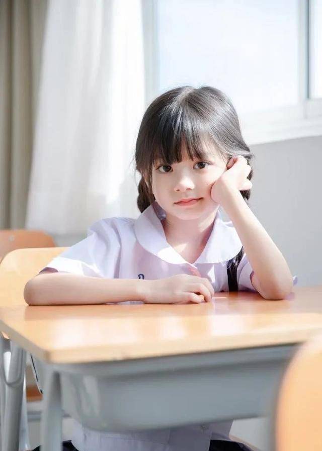 原创mini版lisa长这样国外6岁美少女神颜火爆ins爸爸在身旁当保镖吧