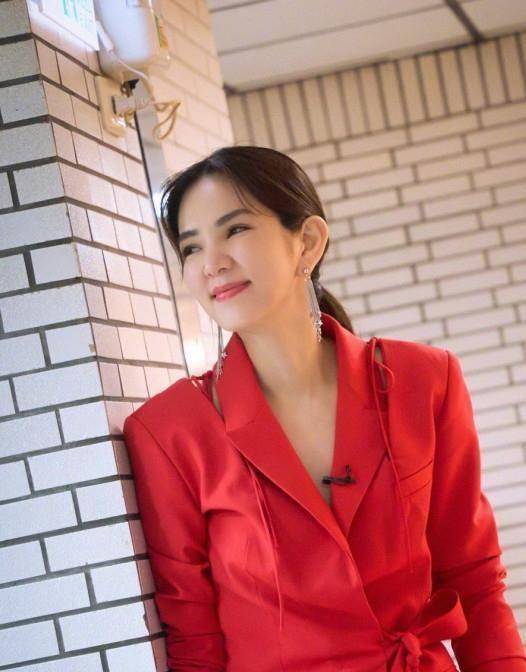 she组合成员ella陈嘉桦晒40岁生日照如今假小子已变样