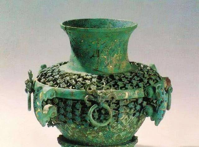 1982年江苏一农妇收拾屋子发现床下一个绿铜壶装满金疙瘩