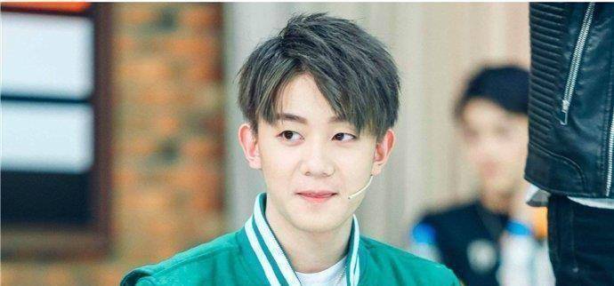 r1se夏之光恋情曝光两人十指相扣超甜_任豪_公司_两个女孩