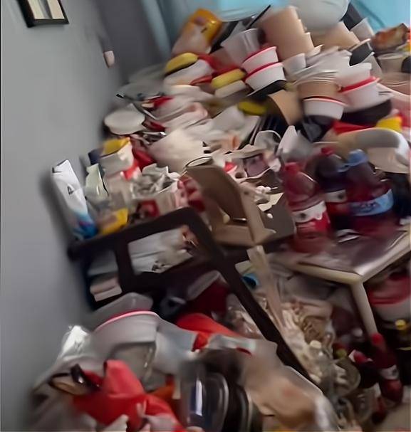 租客退房留下满屋子的黄金水房东人怪好还挺整齐