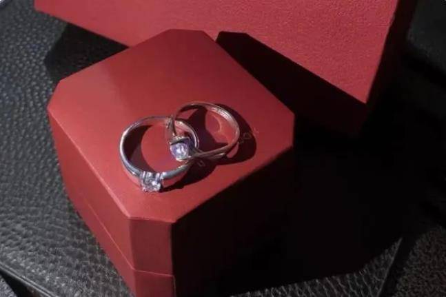 五个男友,丈夫骑车三百公里讨说法,遭众人围殴_王佳颖_陈培遥_男子