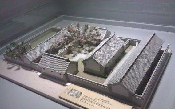 周作人的独子周丰一曾陪其父受批斗,他是周家后代