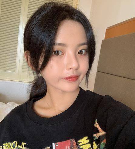 原创杨超越感叹买房要找房似锦孙俪晒锦鲤照希望她保佑业绩达标