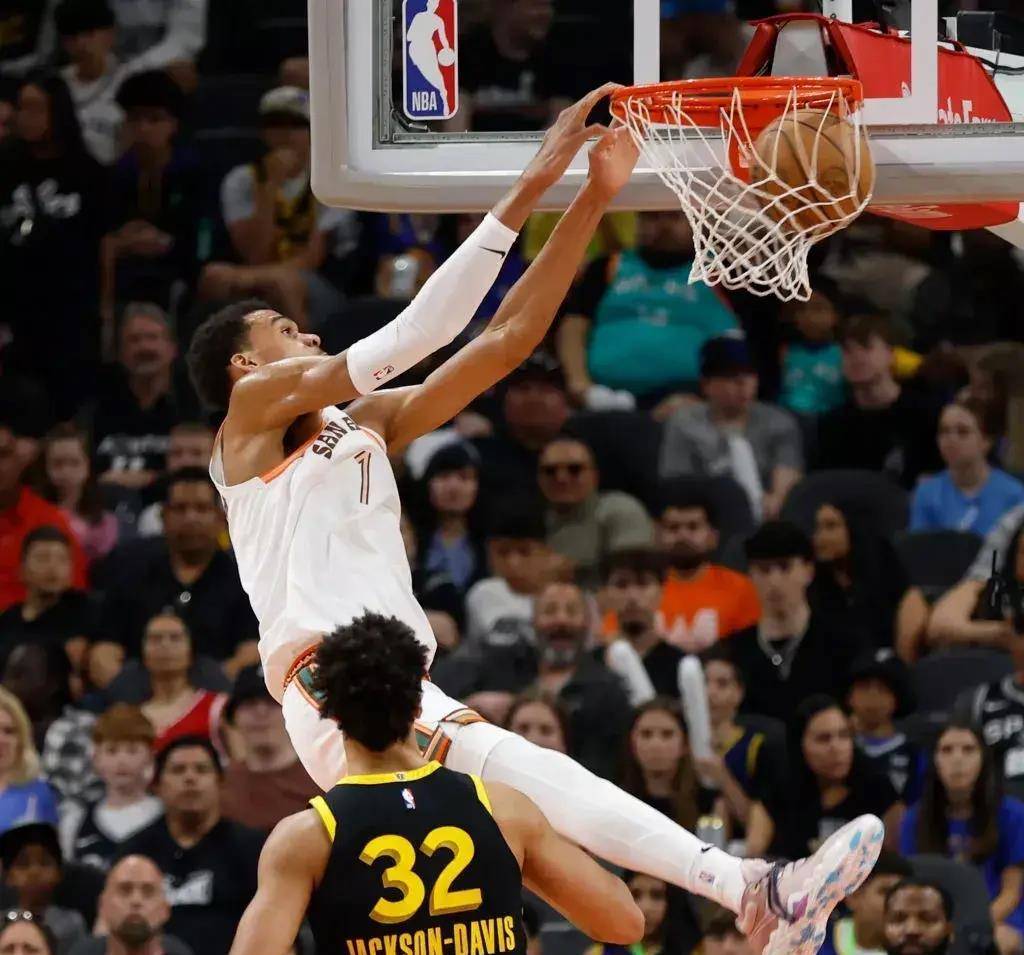 仅次于大卫-罗宾逊 (457次),马努特-波尔 (425次),奥尼尔 (346次)