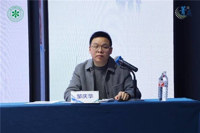 在热点关注环节,由陆军军医大学第一附属医院邹庆华教授主持,江西省