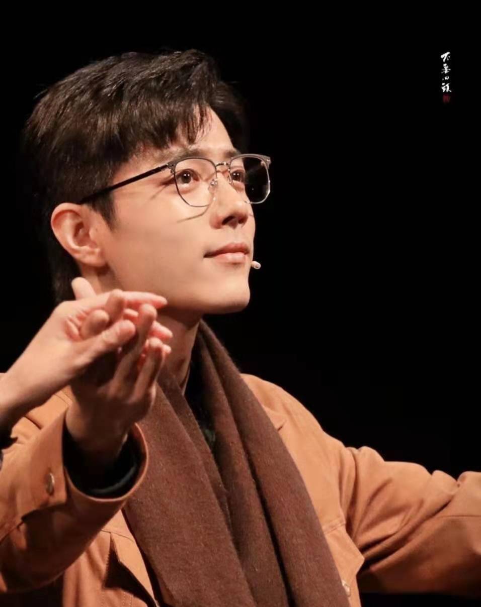 原创肖战素颜参加彩排状态虽不佳也依旧颜值爆表果然话剧表演太辛苦