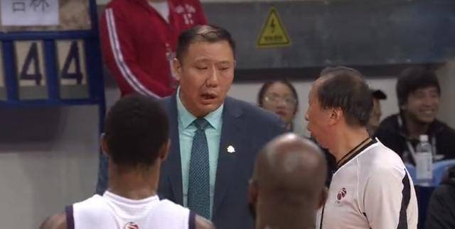 cba裁判吹罚出现搞笑一幕这次真的是空气犯规了