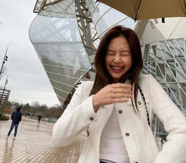 秒变文艺少女很是文静,这样的jennie好像成了学校的学生一样的模样