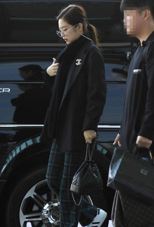 原创jennie不愧是有人间香奈儿之称随便一身衣服都能穿的好看