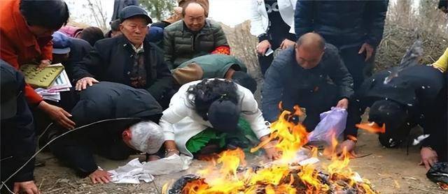 原创出殡下雨下葬前和下葬后的差别竟然如此大这是怎么回事呢