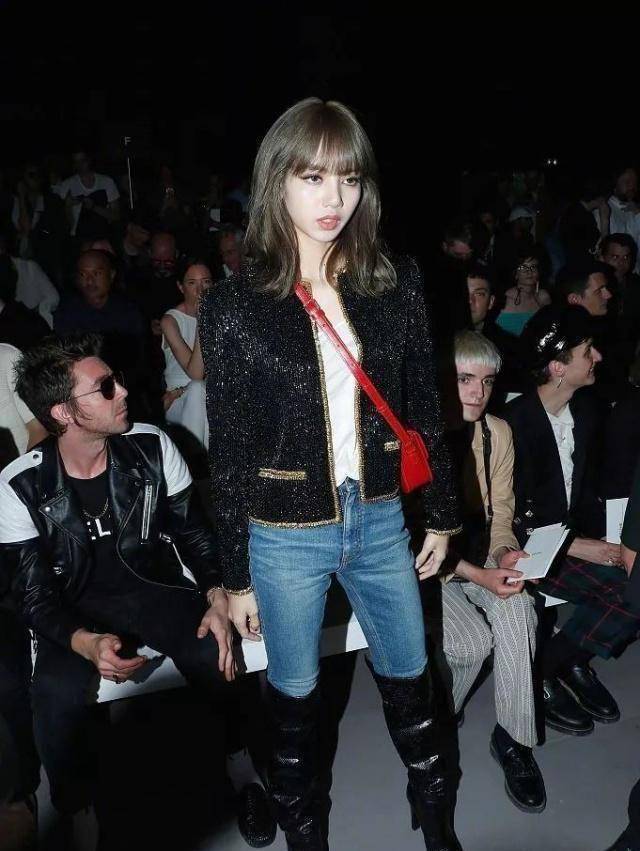 原创lisa再次诠释神仙颜值穿帅气亮片夹克像芭比娃娃身材更绝