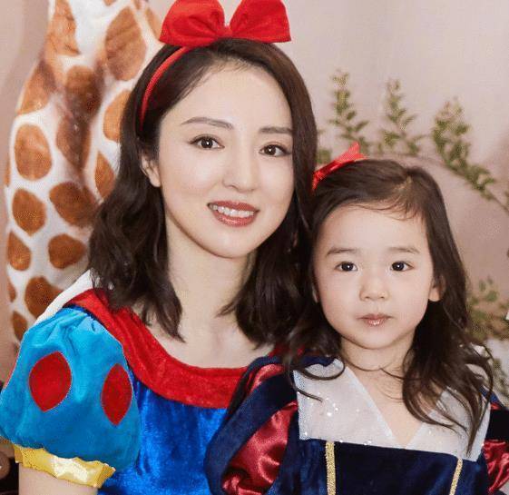 董璇分享8岁女儿近照小酒窝大长腿活泼可爱长相像爸爸高云翔