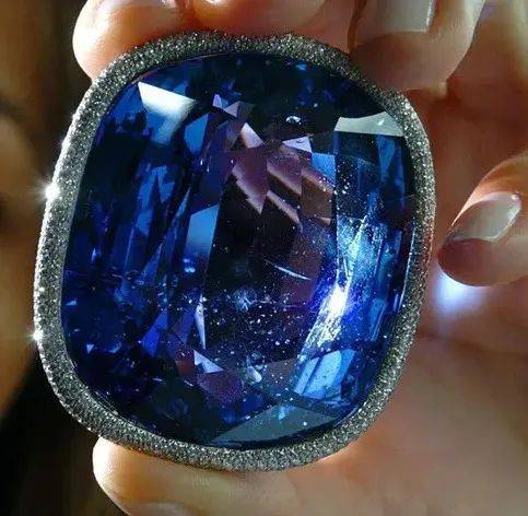 尤其是山东潍坊的蓝宝石——颗粒大,产量高,可惜颜色偏深,多为墨蓝色