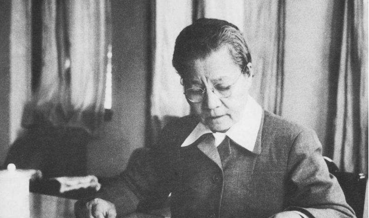 可以说,周令飞的美好生活主要是托鲁迅先生的福,但幼时的他却对祖父
