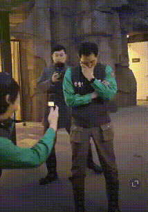 熊猫福宝韩国饲养员装哭惹群嘲，两个摄像师跟拍特写，比韩剧还假（组图） - 9