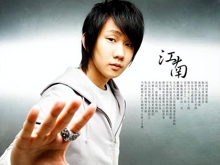 何况演唱者还是林俊杰,他的《江南》以及《爱不会绝迹》这些优秀作品