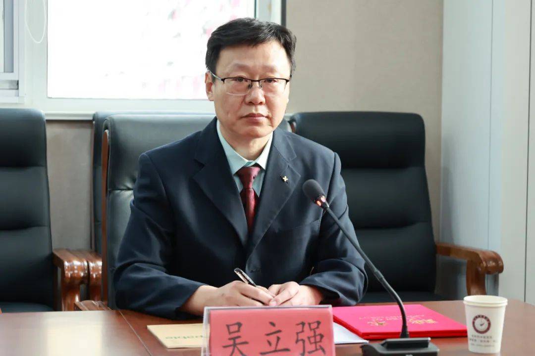 新任急诊科主任吴立强新任急诊科主任吴立强作表态发言,表示下一步将