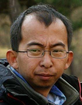 这位年仅9岁的演员巨兴茂很幸运,在导演选择他出演第一部作品《血色