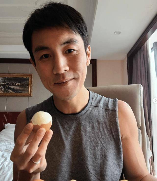 tvb视帝谭俊彦在内地拍戏有家人支持与老婆孩子视频通话解相思