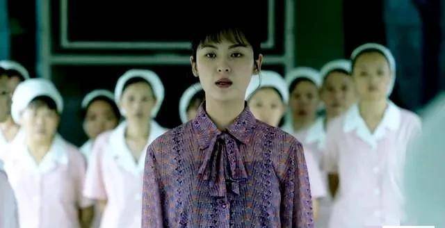 的《山海情》中,终于不是前妻了,是个严厉又善良的工厂中层领导杨明珍