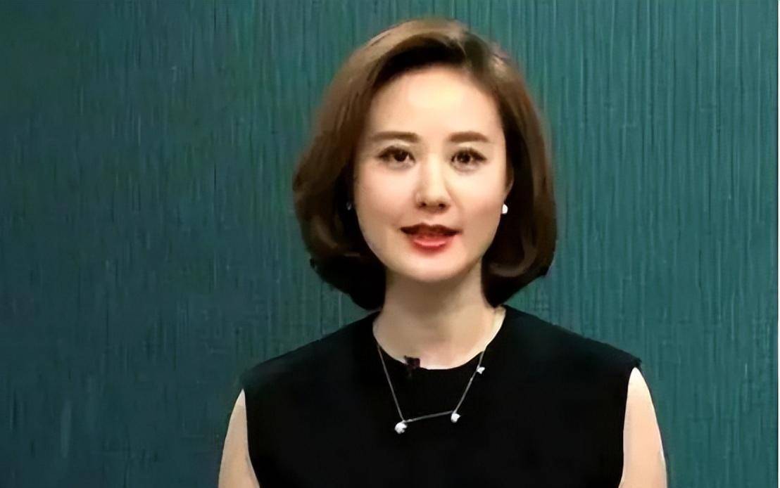 她曾是重庆最美高考状元,如今是央视知名女主持,42岁依然单身_秦方