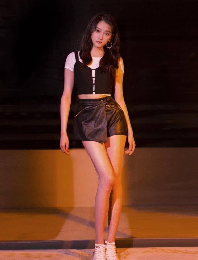 继杨颖之后关晓彤也大胆模仿内衣外穿这次终于不土了