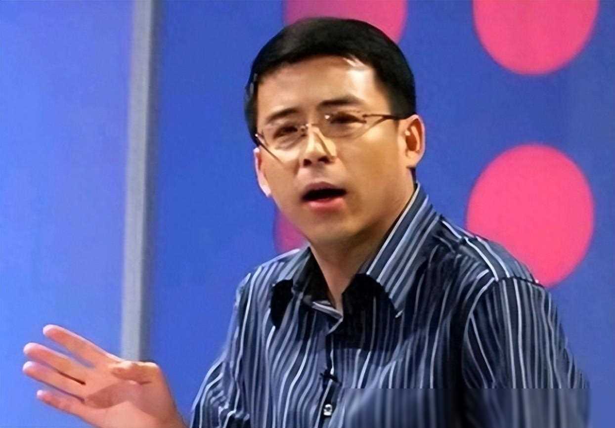 阿丘,原名邱孟煌,出生在广东的一个军人家庭.