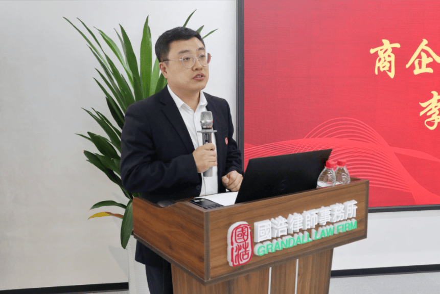 签约仪式后,孙玫部长,李彭部长,卢毅公证员分别就各自部门的公证业务